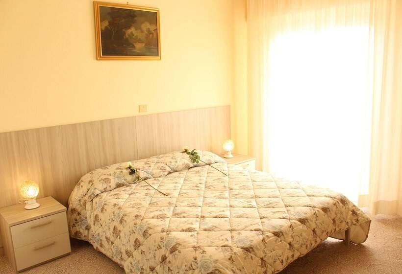 带阳台及侧面海景的标准房间, Luca