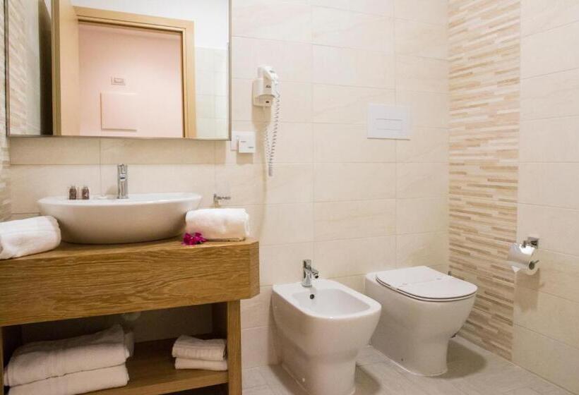 חדר קלאסי לשלושה, Maria