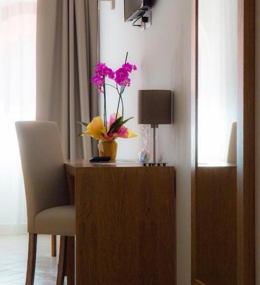 غرفة كلاسيكية ثلاثية, Maria