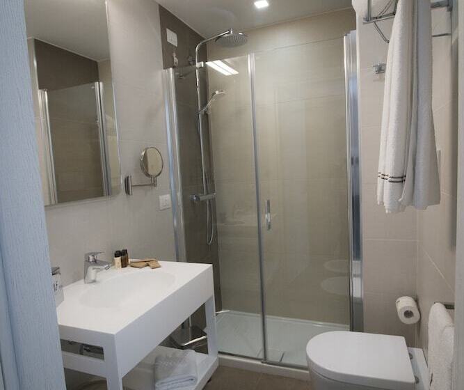 غرفة ديلوكس ثلاثية, M&f