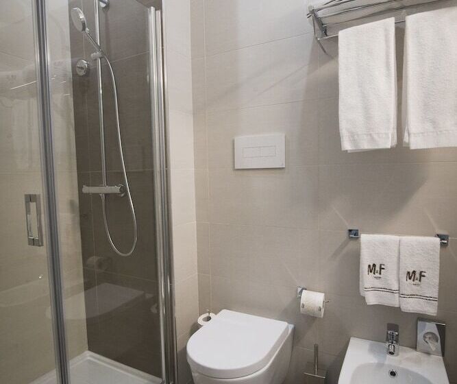 غرفة ديلوكس ثلاثية, M&f