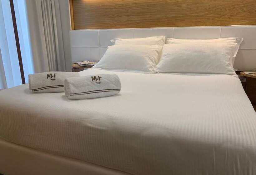 غرفة ديلوكس ثلاثية, M&f