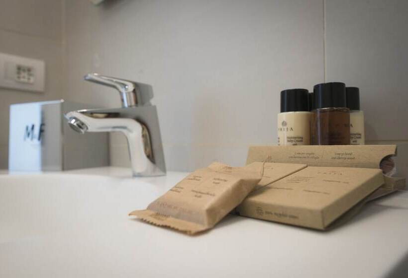 غرفة قياسية مزوَّدة بتراس, M&f