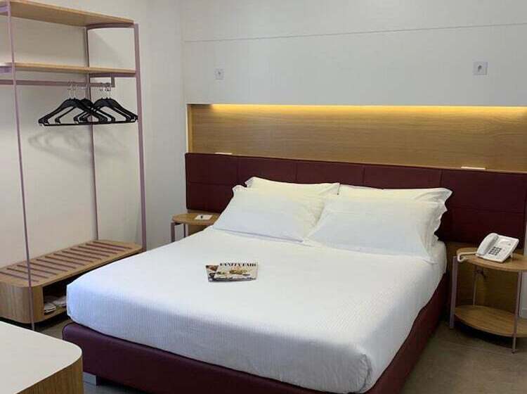 غرفة قياسية مزوَّدة بتراس, M&f