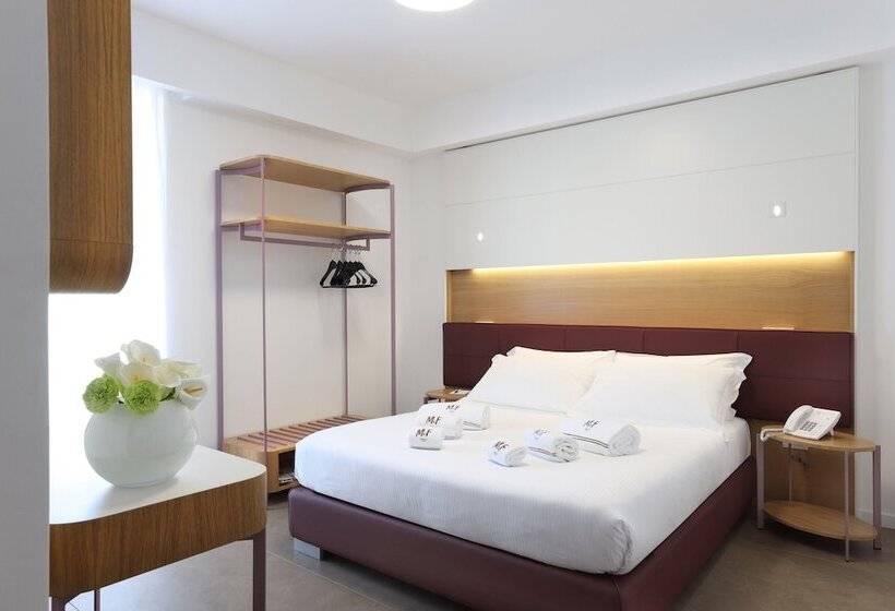 غرفة قياسية مزوَّدة بتراس, M&f