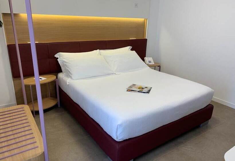 غرفة قياسية مزوَّدة بتراس, M&f