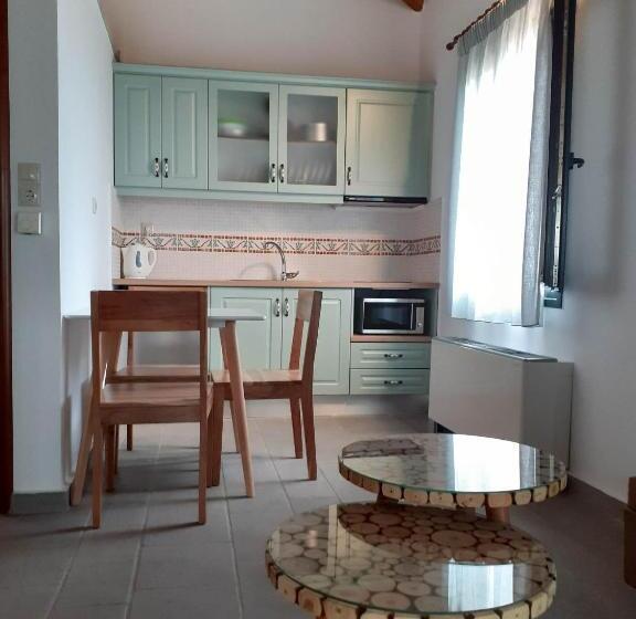 اتاق لوکس با چشم‌انداز دریا, Lithoessa