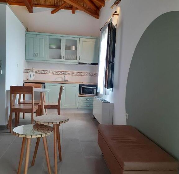 اتاق لوکس با چشم‌انداز دریا, Lithoessa