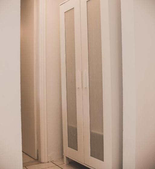 디럭스 룸, Nerina Studios
