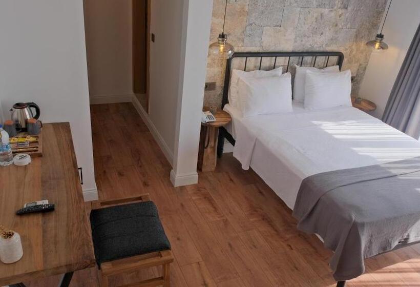 اتاق خانوادگی با چشمانداز باغ, Cevizdibi