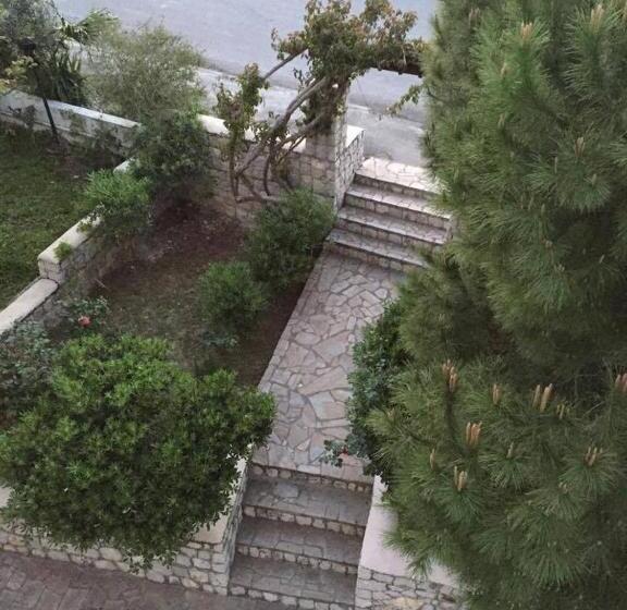 スタンダードルーム, Voula Studios