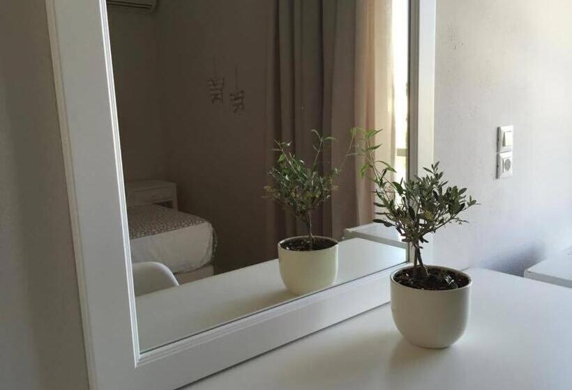 수피리어 룸, Voula Studios