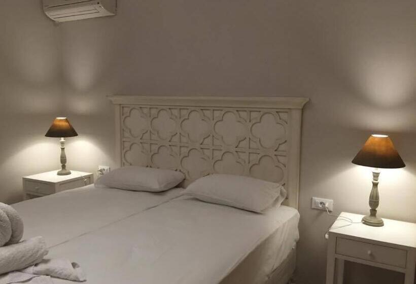 4인용 스탠다드 룸, Voula Studios