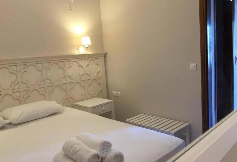 4인용 스탠다드 룸, Voula Studios