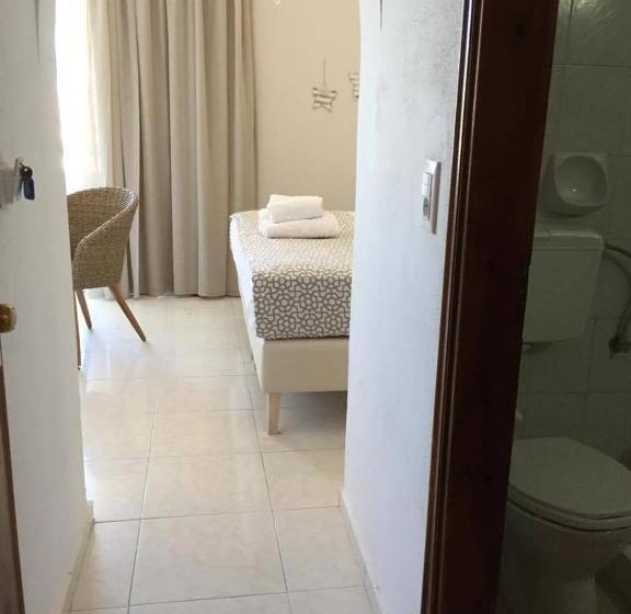 スタンダード４人部屋, Voula Studios