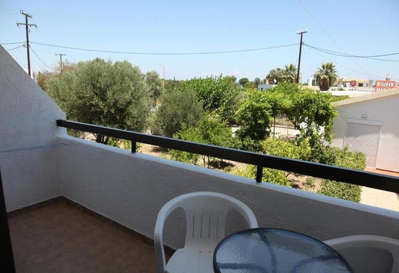 4인용 스탠다드 룸, Voula Studios