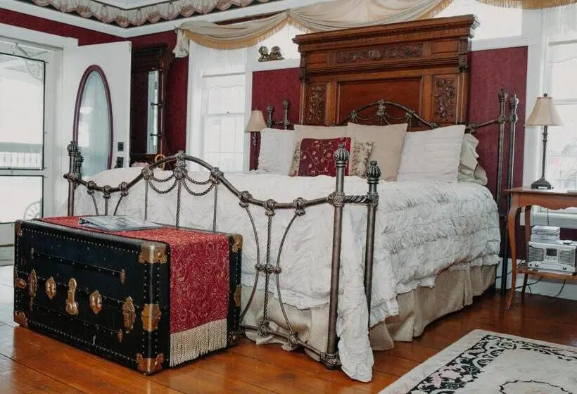 Deluxe Suite King Bed, Aurora Staples Inn