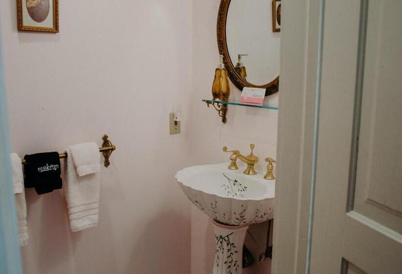 جناح, Aurora Staples Inn