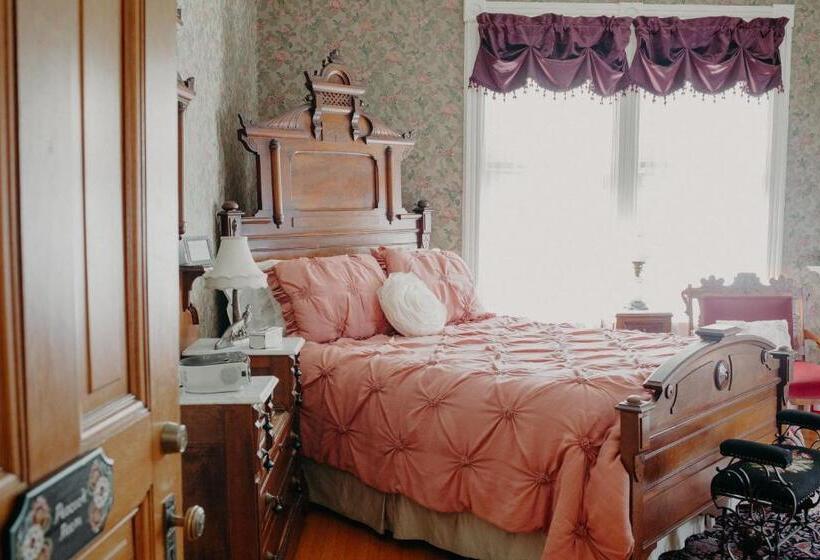 جناح, Aurora Staples Inn