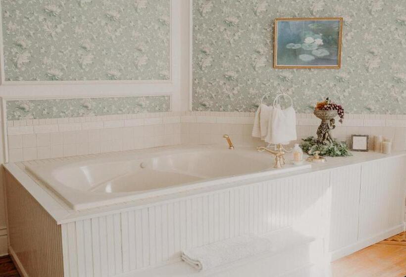 جناح سرير كينج, Aurora Staples Inn