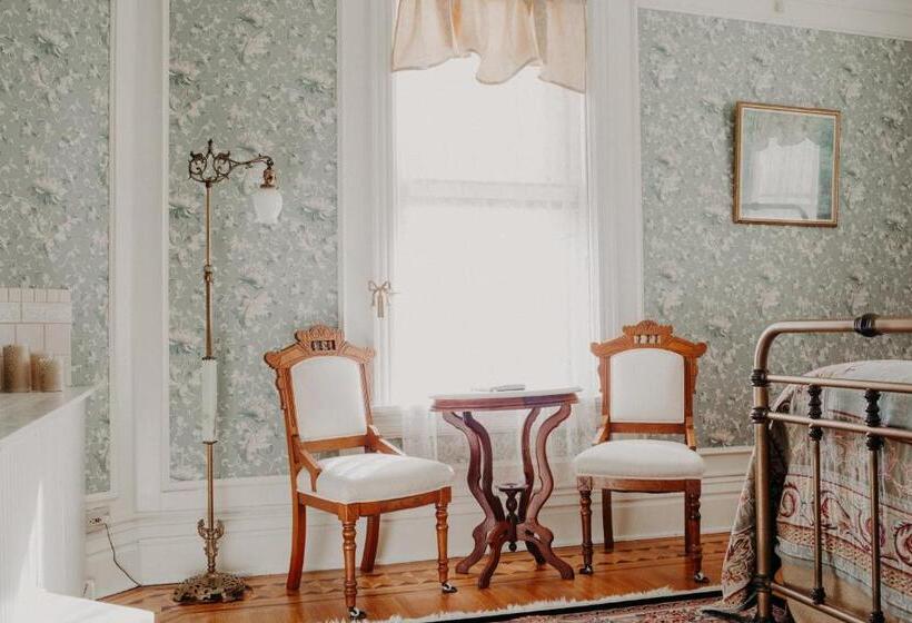 جناح سرير كينج, Aurora Staples Inn