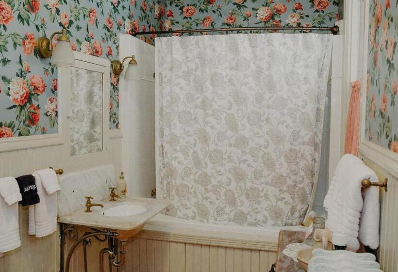 جناح, Aurora Staples Inn