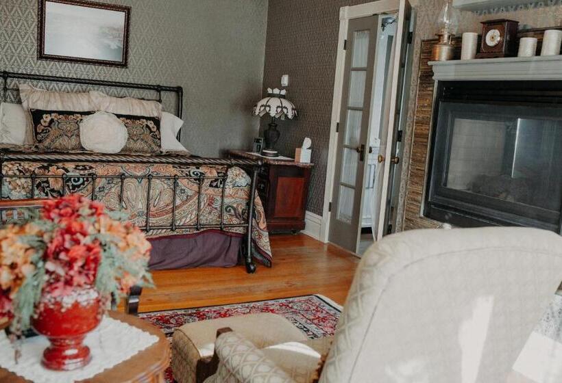 جناح سرير كينج, Aurora Staples Inn