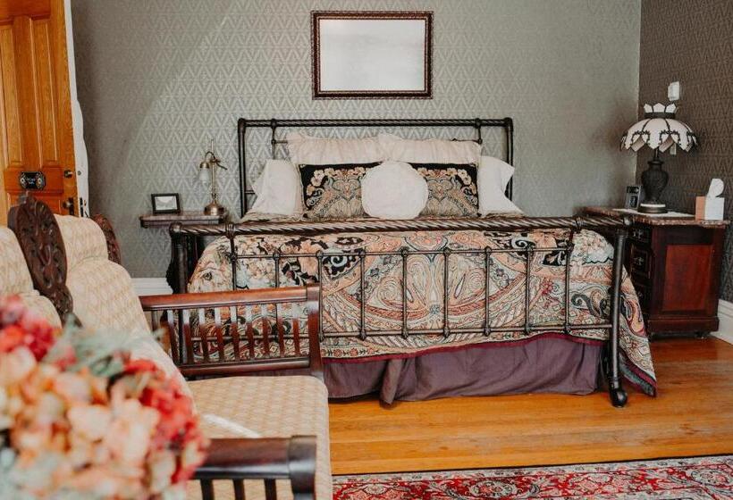 جناح سرير كينج, Aurora Staples Inn