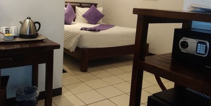 اتاق لوکس, Log Cabin Hotel   Safari Lodge Baguio