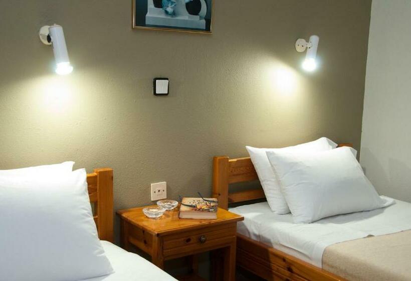 חדר סטודיו סטנדרד, Varouxakis