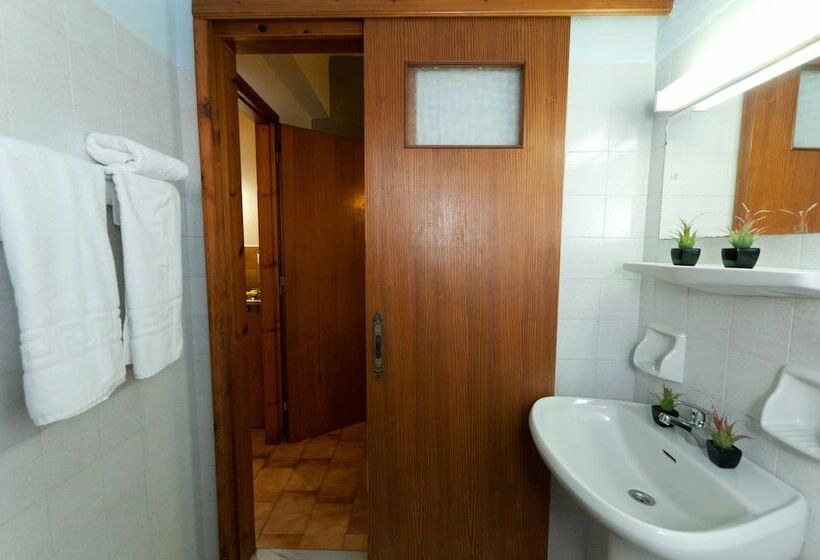 דירת חדר, Varouxakis