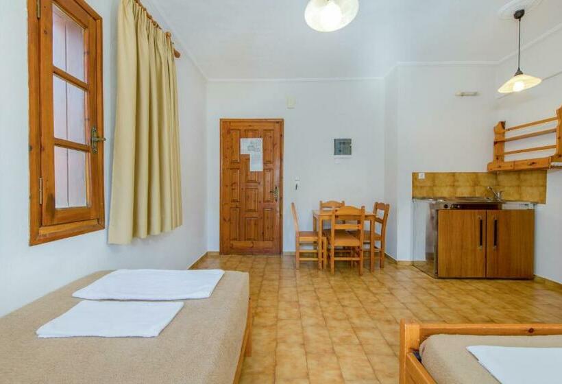 דירת חדר, Varouxakis