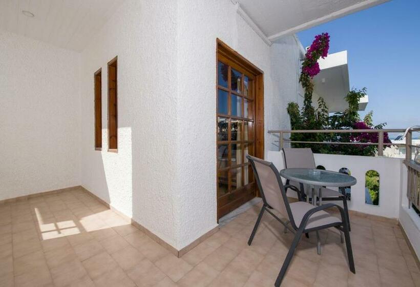 דירת חדר, Varouxakis