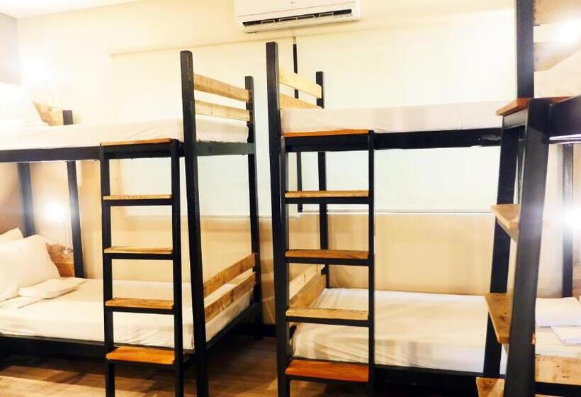 اتاق خانوادگی, Gt Hotel Jaro