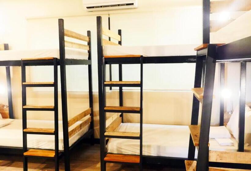 اتاق خانوادگی, Gt Hotel Jaro