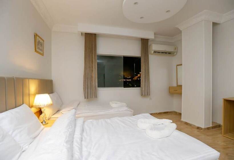 اتاق خانوادگی, Makadi Pyramids View