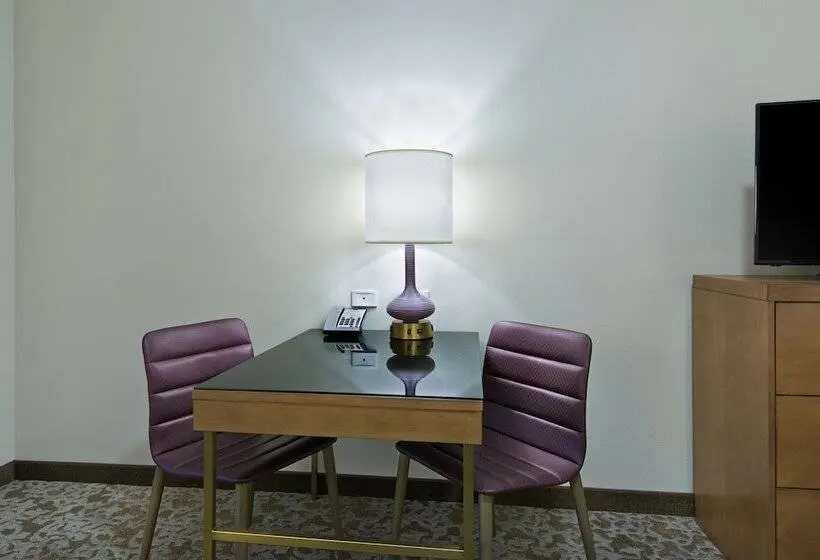 クイーンサイズベッドのスイートルーム, Oxford Suites Sonoma Rohnert Park
