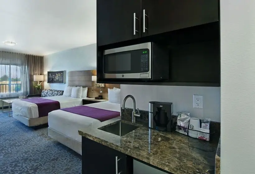 スイート, Oxford Suites Sonoma Rohnert Park