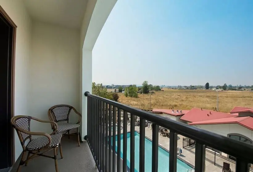 スイート, Oxford Suites Sonoma Rohnert Park