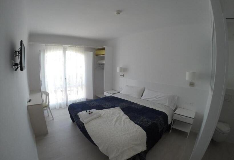 Номер Deluxe Вид на Море с Балконом, Hostal Marina Cadaques