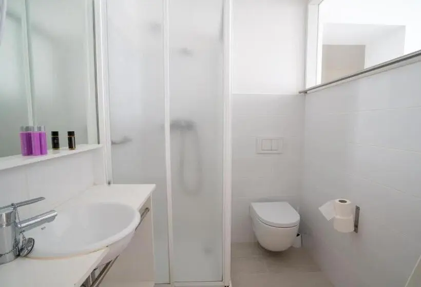 Chambre Familiale Vue Mer Latérale, Hostal Marina Cadaques