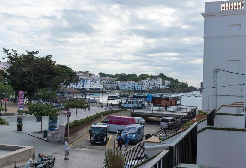 Perhehuone Sivuttainen Merinäkymä, Hostal Marina Cadaques