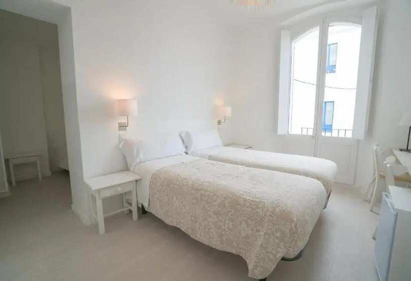 Chambre Familiale Vue Mer Latérale, Hostal Marina Cadaques