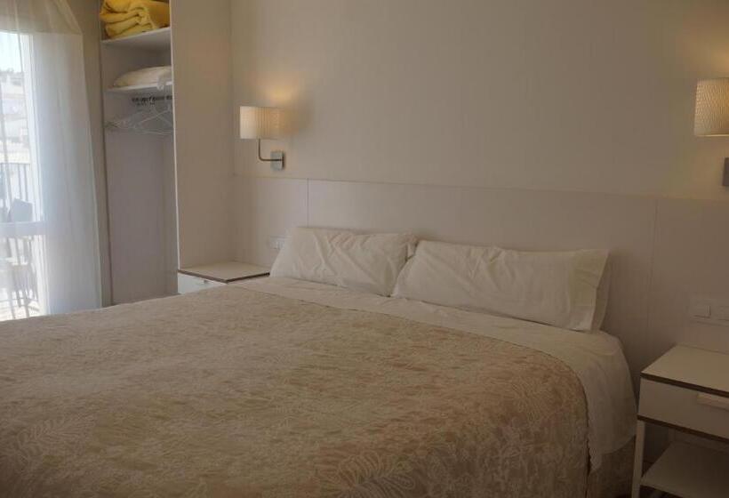 Номер Стандарт Боковой Вид на Море, Hostal Marina Cadaques