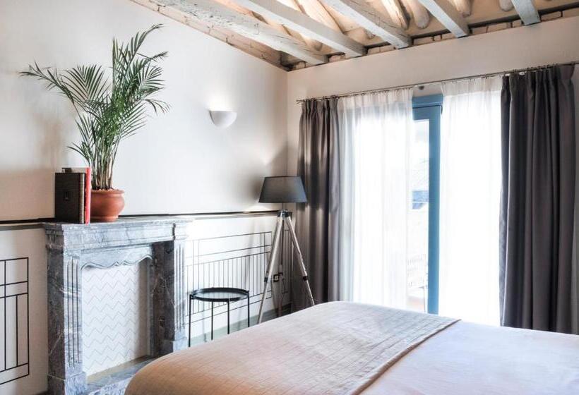 شقة دور أخير غرفة نوم واحدة, Blue Windows House