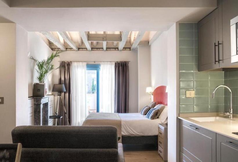 شقة دور أخير غرفة نوم واحدة, Blue Windows House