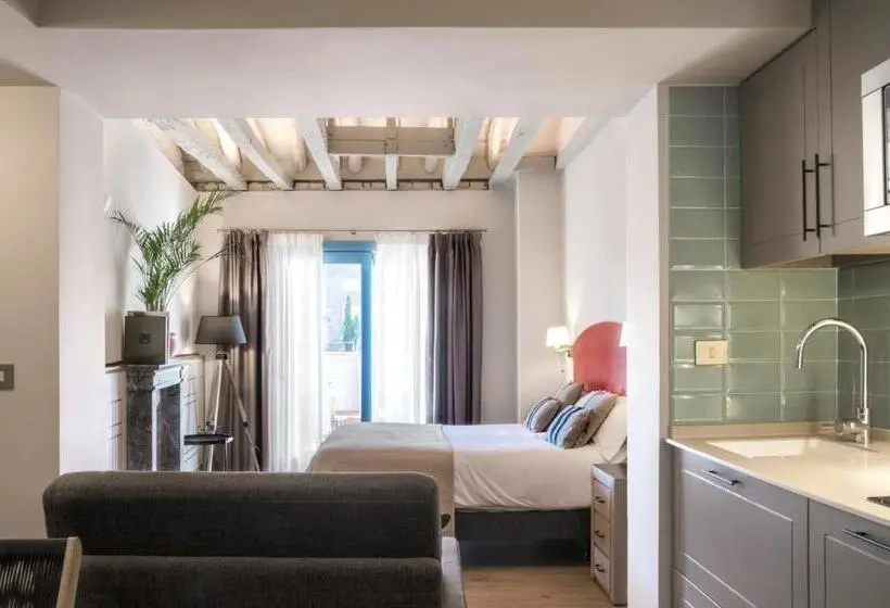 1 Bedroom Penthouse Apartment, Blue Windows House