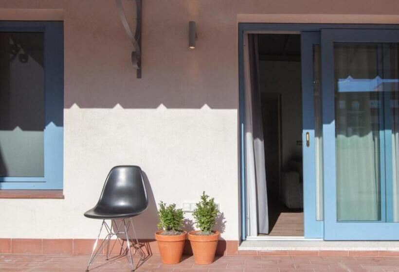 شقة دور أخير غرفة نوم واحدة, Blue Windows House