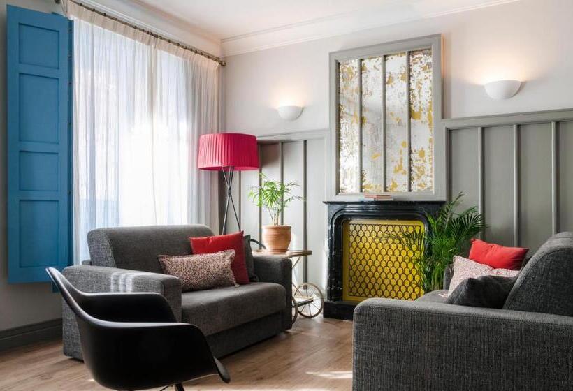 شقة غرفة واحدة, Blue Windows House