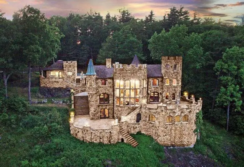 ３ベッドルームハウス, Highlands Castle Overlooking Lake George.. Plus 2 Other Castles!